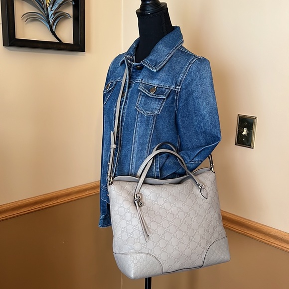 Gucci Handbags - 💯 % authentic Gucci crossbody bag